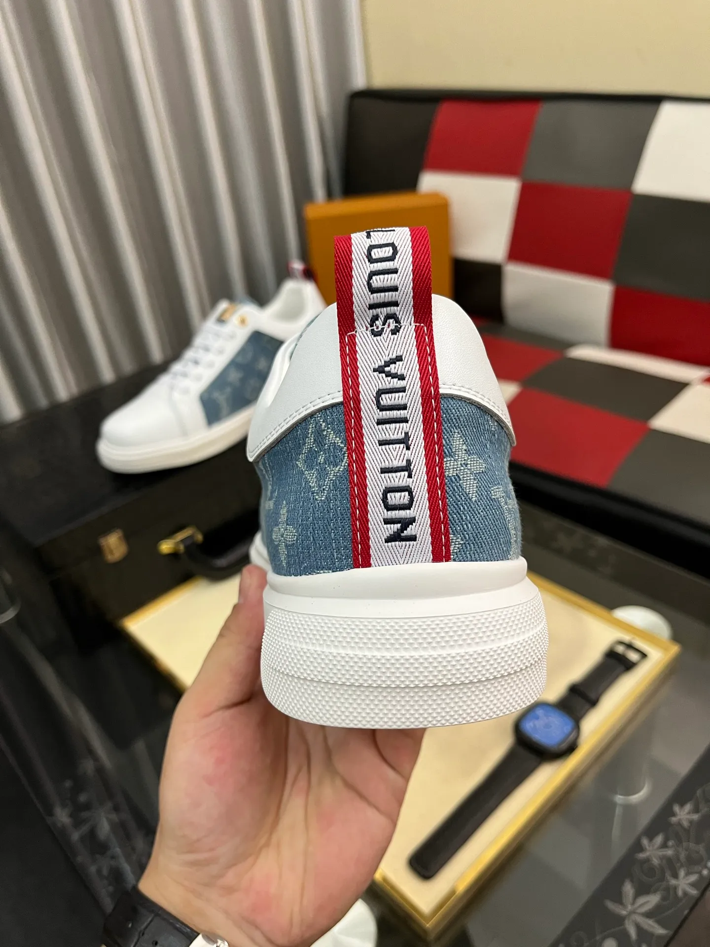 Men's shoes 💰400⌚️⌚️《Louis vuitton/LV Louis Vuitton》original quality.~ Unique modern style sneakers. 🏃A must-have casual shoe for trendy men😍😍 Original brand imported from Italy, imported original leather, cowhide lining (refuses to discolor and grind feet) sole: original sole provided by the original factory, French lazy style design ⚠️Fit to the feet, original quality, super comfortable original sole. Code number: 38-443️⃣Colors available